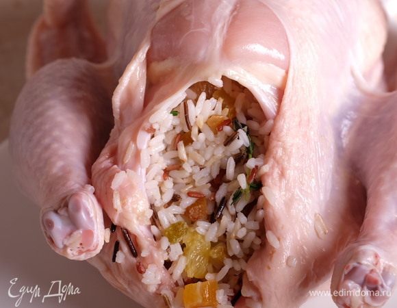 Курицу вымыть и обсушить. Нафаршировать тушку начинкой.