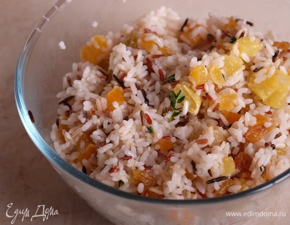 Смешать вместе рис, сухофрукты и апельсин.