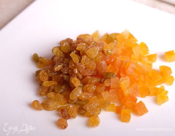 Курагу нарезать мелкими кубиками, изюм промыть и обсушить.