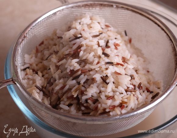 Духовку разогреть до 200°С. Приготовить начинку. Для этого отварить рис до полуготовности (около 20 минут), откинуть на сито. Я использовала смесь белого, бурого и дикого риса.