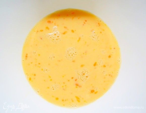 Первым делом испечем блинчики. Куриные яйца взбить венчиком с небольшим количеством молока из общей нормы.