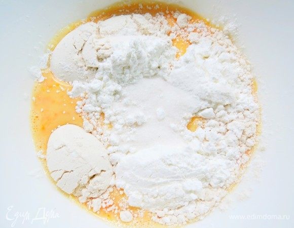 Вмешать муку, крахмал, соль, сахар до получения однородного теста без комков. Влить в получившееся тесто оставшееся молоко.