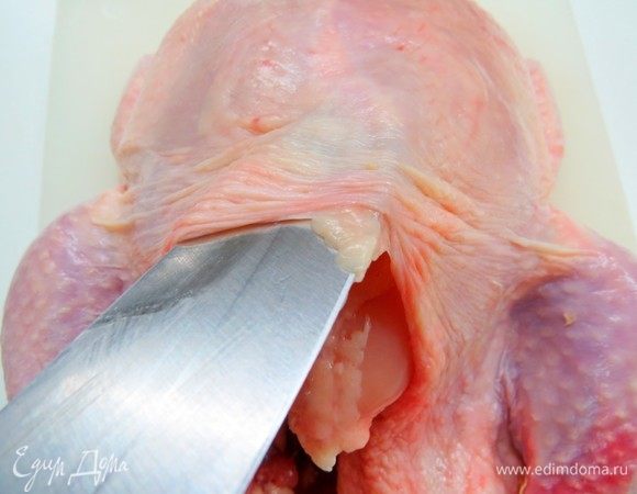 Затем перевернуть курицу, удалить хвостик и аккуратно отделить ножом кожу со стороны спинки.