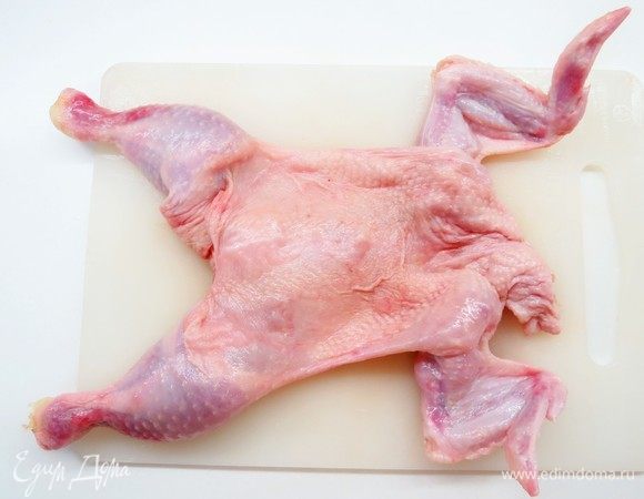 Куриную кожу снять как чулок, натереть изнутри солью и перцем и убрать в холодильник.