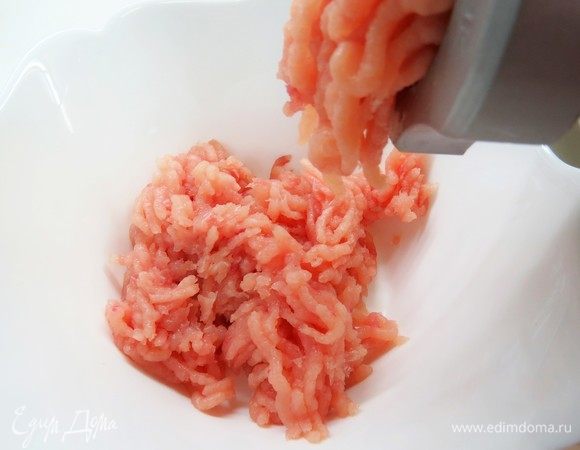 Приступим к приготовлению начинки. Куриное мясо отделить от костей и пропустить через мясорубку.