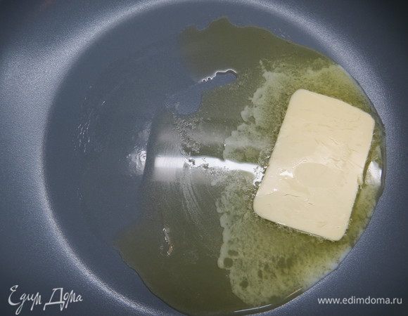 Сливочное масло растопить на горячей сковороде.
