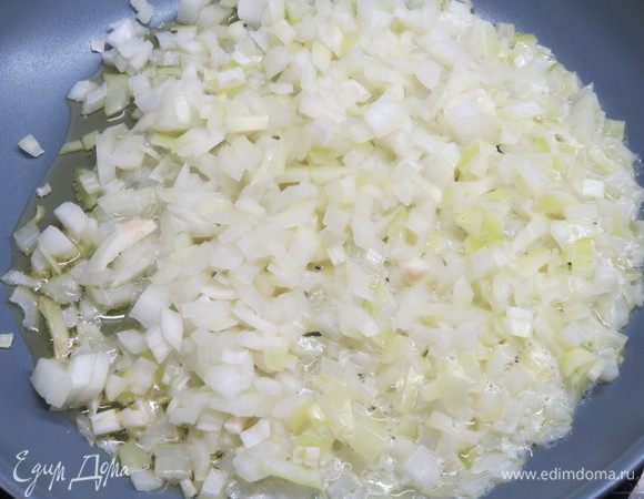 На сливочном масле обжарить мелко нарезанный лук до мягкости. Затем добавить нарезанные мелким кубиком грибы, немного посолить, перемешать и жарить до полного испарения жидкости.