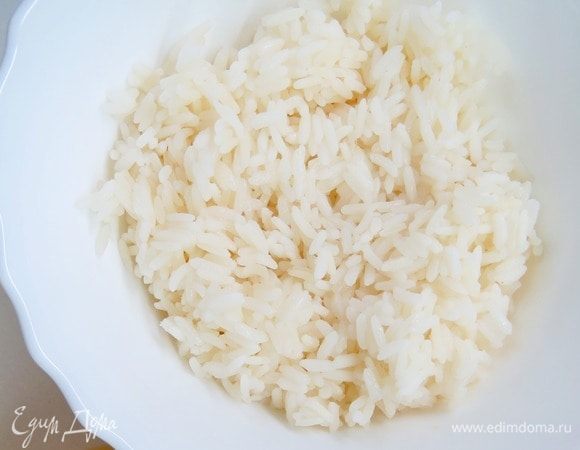 Рис отварить согласно инструкции на упаковке. Для начинки понадобиться 100 г готового риса. Добавить рис в начинку и еще раз хорошо перемешать.