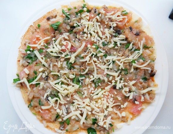 Делаем блинные рулетики. Выложить на блин начинку и распределить равномерно по всей поверхности. Посыпать тертым сыром (у меня моцарелла).