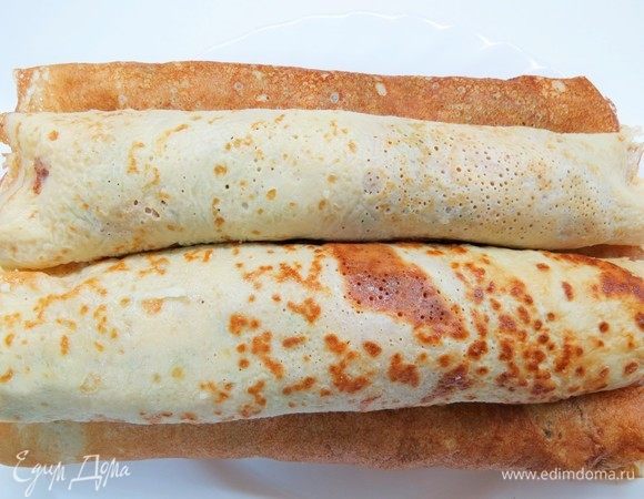 Свернуть блинчик плотным рулетом, повторить процедуру для всех блинчиков, пока не закончится начинка. У меня получилось 5 блинных рулетов.