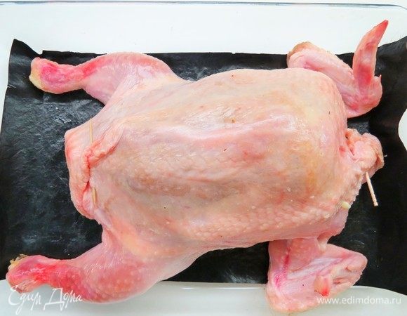 Заполнить куриную кожу блинчиками, выложить в смазанный маслом противень (я выложила на лист для запекания, его ничем не смазывала). Брюшко и горловину сколоть зубочистками. В нескольких местах на коже сделать зубочисткой пару аккуратных проколов. Это необходимо для того, чтобы во время запекания кожа на курице не лопалась. Запекать в разогретой до 180°С духовке примерно 60 минут. По желанию, можно смазать курочку горчицей, медом или майонезом для румяности. Я ничем не смазывала, курица и так зарумянилась хорошо.