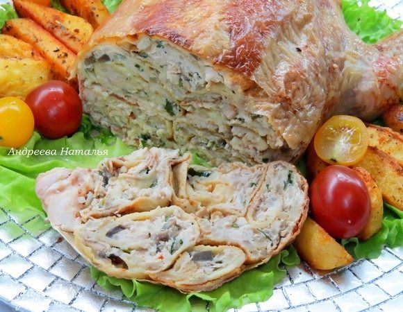 Нарезаем на порционные кусочки и наслаждаемся, блюдо получается невероятно вкусным и сочным. 
С наступающими праздниками!