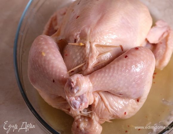 Силиконовой кистью как следует смазать курицу соусом и поставить в духовку.