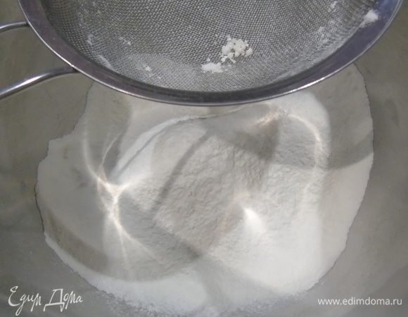 Муку просейте.