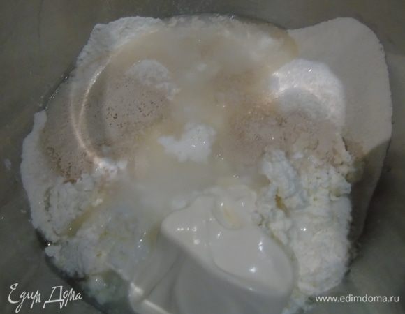 Добавьте в муку все ингредиенты, я еще добавила ложку сметаны, так как у меня попался очень сухой творог.