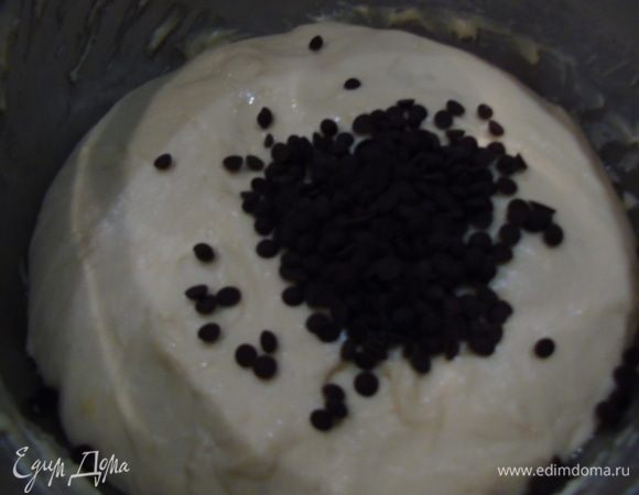 Добавьте шоколадные капли и быстро перемешайте. Выложите в смазанную маслом миску, накройте и оставьте подходить. Тесто должно увеличиться в 2–2,5 раза. 