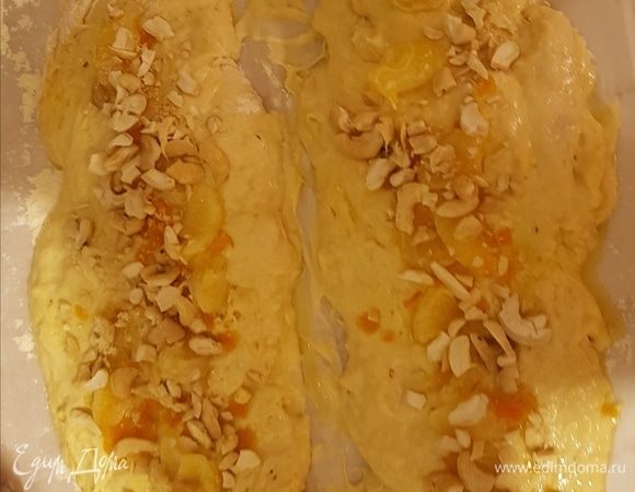 Выкладываем орехи и цедру. 
Здесь добавлены дольки мандарина. 