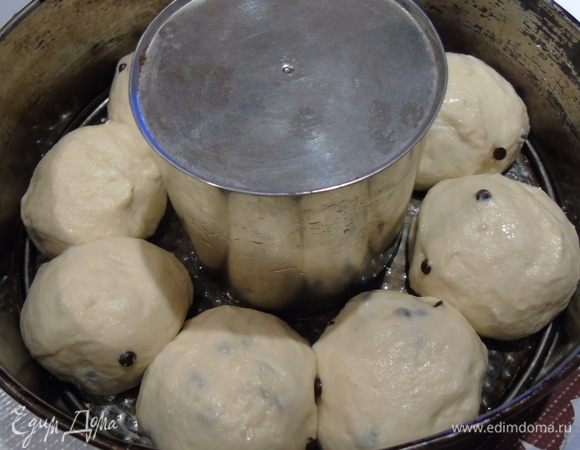 Тесто поделите на равные части и сформируйте булочки, накрыть полотенцем и дать 30 минут подойти.