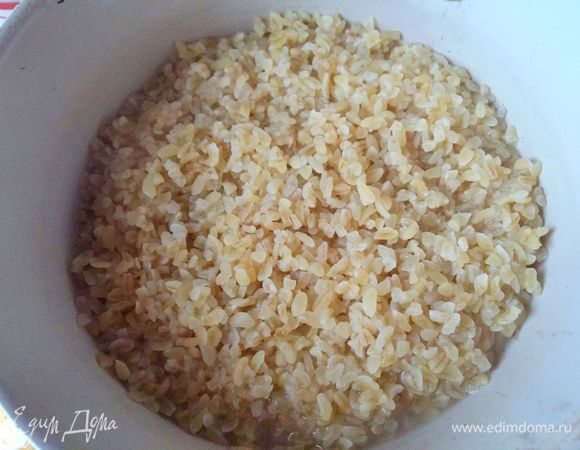 Насыпать крупу в кастрюлю, залить горячей водой, накрыть и дать постоять 15 минут (за это время булгур набухнет, воды останется примерно 1/3 от общего количества). Затем снять крышку, поставить на тихий огонь и варить при периодическом помешивании 4–5 минут, пока лишняя вода вся не выпарится, но булгур останется влажным. Не солить!