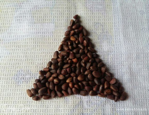 Есть время почистить кедровые орешки. Нам нужно не так уж и много. Можно вполне обойтись и без них, либо заменить на измельченный арахис. 