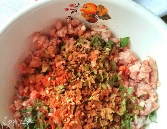 В мясной фарш добавить перец красный молотый сладкий и молотую корицу, правда, если ее не любят в семье, можно обойтись без нее, а добавить, например, тмин. Соль, перец, измельченные кедровые орешки.