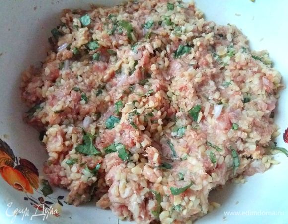 Смешать 3/4 части булгура с фаршем, перемешать все очень тщательно.