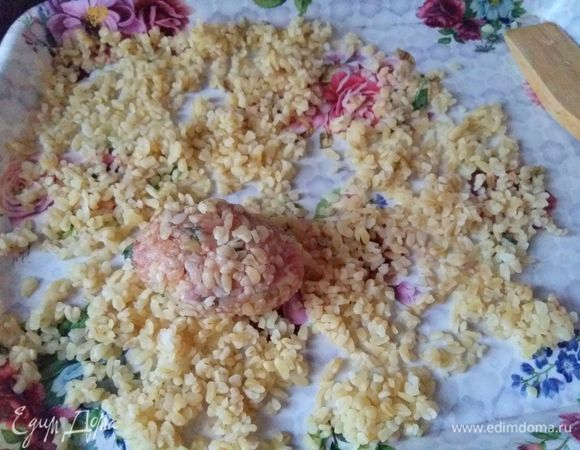 Слепить фрикадельки, обвалять в булгуре, выложить все на блюдо.