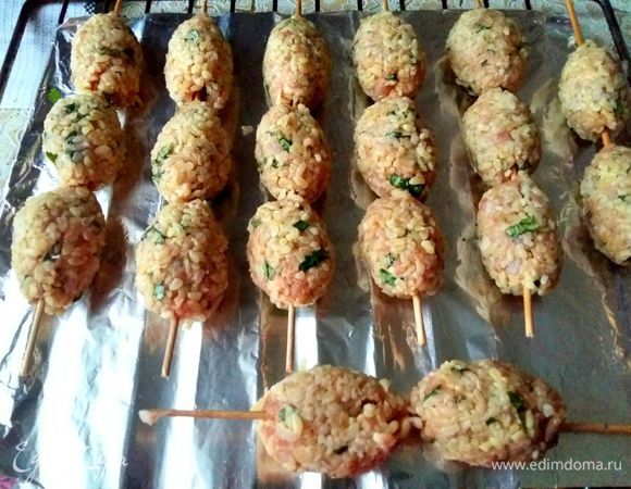 Нанизать на шпажки по 3 шт. все фрикадельки. Включить духовку заранее на 220°С и поставить жарить примерно на 45 минут. Фрикадельки должны хорошо прожариться, но не подгореть. Следите за своей духовкой. Возможно, вам понадобится и поменьше времени.