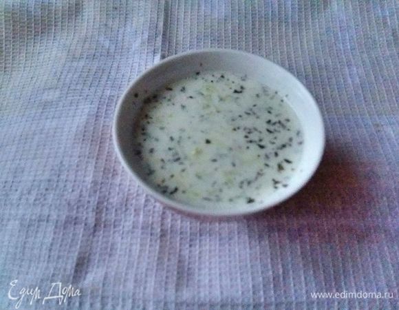 Приготовим соус дзадзики. Смешать йогурт/кефир со щепоткой сушеной мяты, чесноком, пропущенным через чеснокодавку, натертым на мелкой терке огурцом. Если используем кефир, то добавим 1 ч. л. лимонного сока.