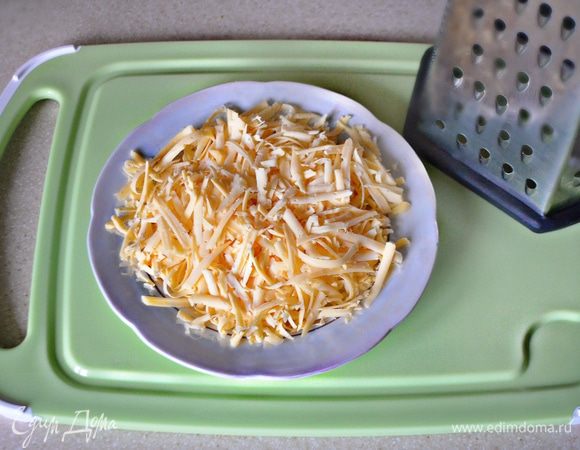 Любой полутвердый сыр натрите на крупной терке.