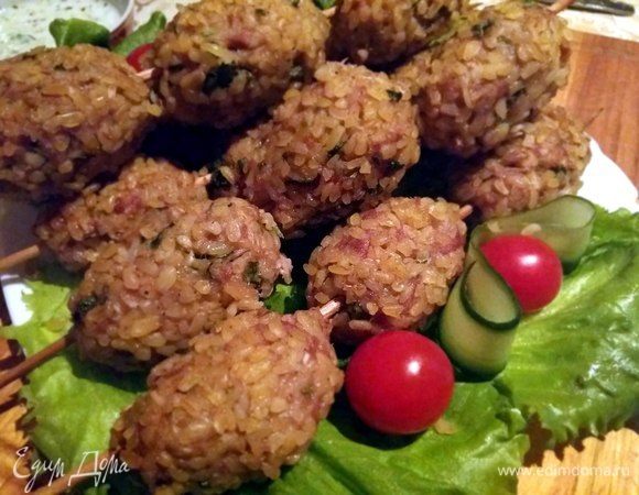 Наши киббех готовы. Подать на листьях салата, украсить по желанию.