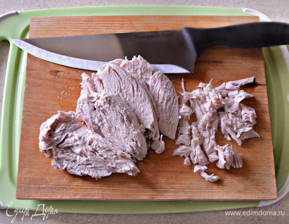 Отварную куриную грудку нарежьте на небольшие кусочки. Курицу я заранее отвариваю с половинкой луковицы и морковью, со специями и даю остыть в бульоне. Так она получается вкусной и сочной.