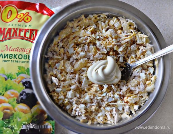 В большой миске соедините все ингредиенты (1 ст. л. арахисовой крошки оставьте для украшения салата) и добавьте майонез по вкусу.