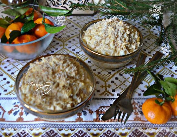 Разложите салат по салатницам, посыпьте арахисовой крошкой и подавайте к столу. Приятного вам аппетита и вкусных праздников!