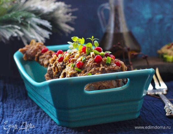 Если соус к этому времени не уварится достаточно, то выложить голень из сотейника, поставить огонь на максимум и выпарить жидкость из соуса, доведя его до нужной вам степени густоты. Соус будем густым, коричневым.

