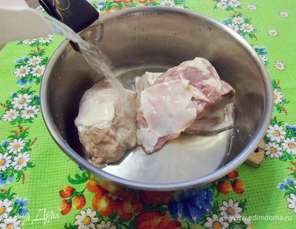 Основа любого супа — бульон. Мясо (грудинка) промыть холодной водой. Самый лучший вариант — оставить полежать мясо в холодной воде, чтобы из него удалилась кровь, так в бульоне будет меньше пены. Затем залить грудинку холодной фильтрованной водой и поставить кастрюлю на максимальный нагрев. 