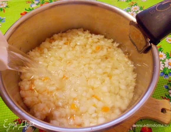 В другую кастрюлю положить квашеную капусту, налить холодной фильтрованной воды, чуть выше уровня капусты.