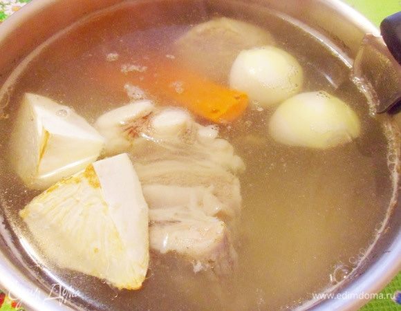 Подпеченные овощи добавить в бульон только после того, как сняли пену. Накрыть кастрюлю крышкой, оставить на медленном огне и варить до полной готовности мяса.