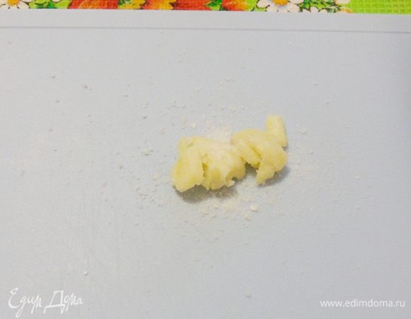 Пока варится мясо и тушится квашеная капуста, займемся подготовкой ароматной зеленой заправки для щей. Для этого зубчики чеснока очистить, раздавить их плоской стороной ножа, посыпать солью. 