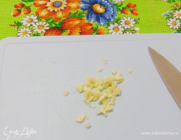 Мелко порубить чеснок вместе с солью.