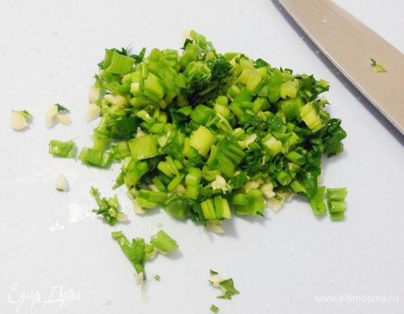 Также нарезать перья зеленого лука. Зеленая ароматная заправка для щей готова.