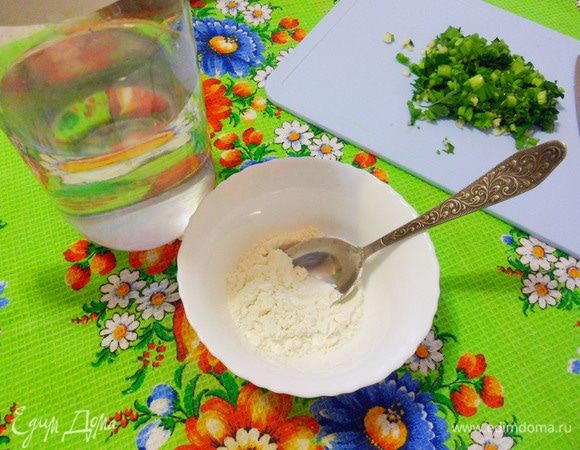 Для того, чтобы дать кислым щам большую наваристость, необходимо заправить их мукой. Для этого в отдельную миску положить 2 столовые ложки муки.  