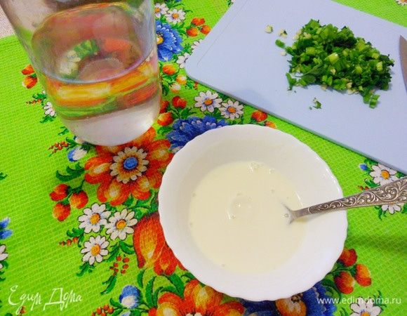 Постепенно добавлять холодную фильтрованную воду, тщательно перемешивая. Получится мучная суспензия.