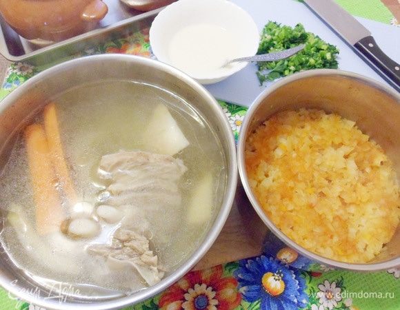 Квашеная капуста стала мягкой. Мясо тоже готово. Из бульона удалить овощи (больше не пригодятся), достать мясо и нарезать его кусочками.