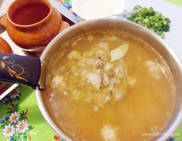 В готовый бульон возвращаем нарезанное мясо, тушеную квашеную капусту. Частями добавляем мучную заправку, каждый раз тщательно перемешивая. После заправки щей мукой посолить суп по вкусу, для аромата добавить лавровый лист и черный перец горошком. 