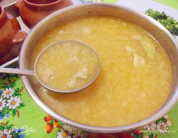 Практически готовые щи разлить по порционным горшочкам.