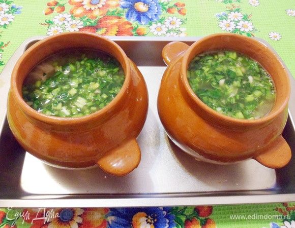 Добавить зелень, по одной столовой ложке в каждый горшочек.