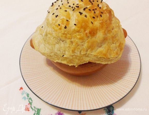 Горшочек со щами поставить на тарелку и сразу же подавать.