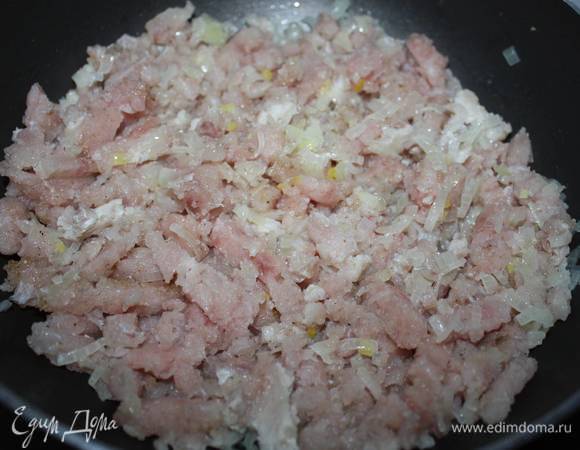 К луку добавить фарш (в данном случае использовала куриный, по желанию, можно использовать любой).  