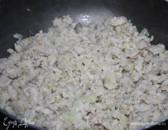 Добавить соль по вкусу. Тушить до готовности. 